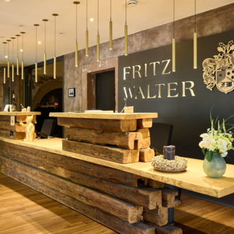 Blick auf unsere Rezeption im Lobby-Bereich