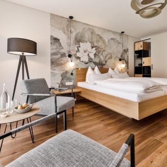 Zu sehen ist der Blick in eines der Superior Zimmer von der Fensterseite her.