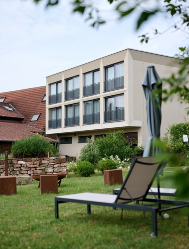 Hotelgarten mit Blick auf das WeinHotel