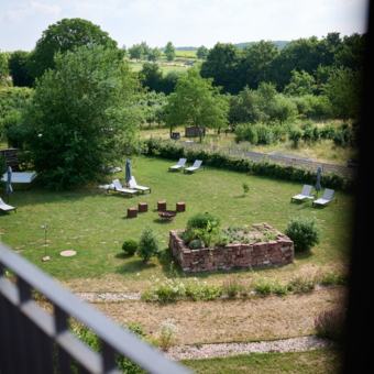 Ausblick in den Garten und auf die Weinberge von einem der Superior Zimmer aus.