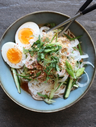zubereitetes koreanisches essen bei Weingut Fritz Walter