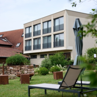 Hotelgarten mit Blick auf das WeinHotel
