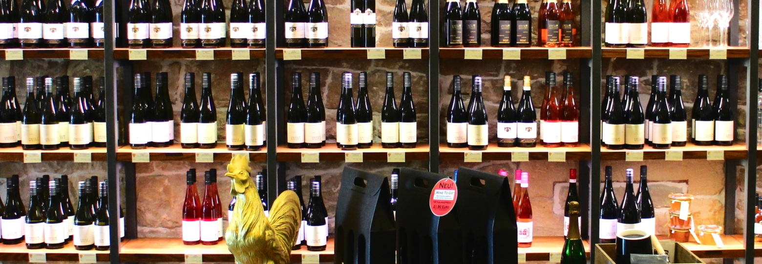 Große Auswahl in der Vinothek vom Weingut Fritz Walter