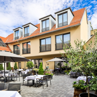 Blick auf den neu errichteten Hotelbau vom neu gestalteten Hof aus.