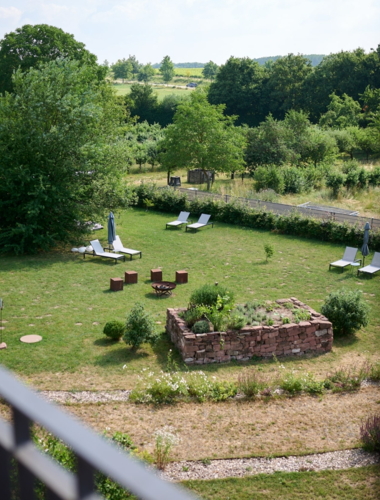 Ausblick in den Garten und auf die Weinberge von einem der Superior Zimmer aus.