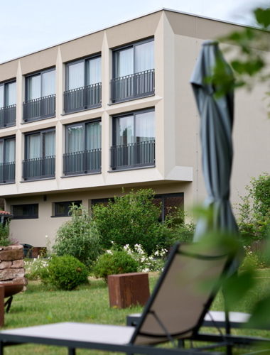 Hotelgarten mit Blick auf das WeinHotel