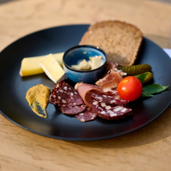 Ein Teller mit Wurst und Käse.