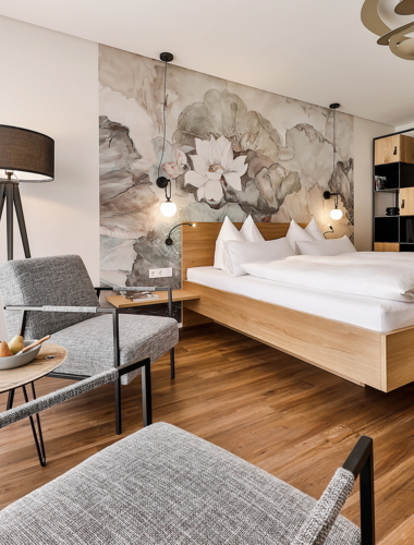 Zu sehen ist der Blick in eines der Superior Zimmer von der Fensterseite her.