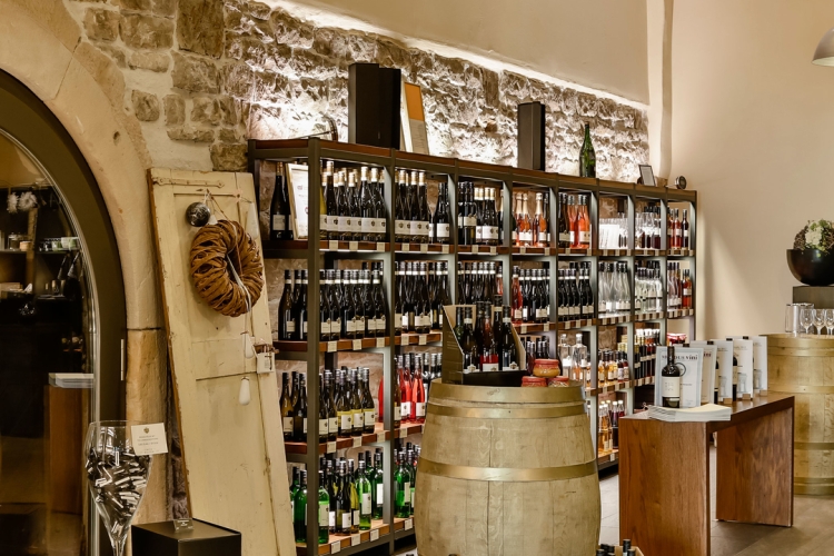 Große Auswahl in der Vinothek vom Weingut Fritz Walter