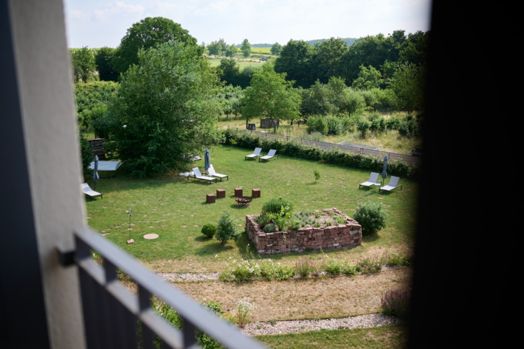 Ausblick in den Garten und auf die Weinberge von einem der Superior Zimmer aus.