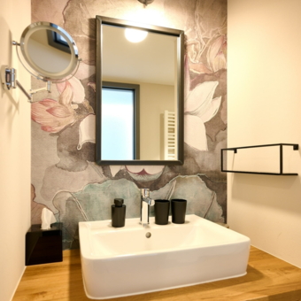 Waschbecken mit Accessoires in einem Bad der Superior Zimmer.