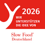 Rotes Logo mit stilisierter weißen Schnecke, Text '2026 WIR UNTERSTÜTZEN DIE IDEE VON Slow Food Deutschland' in Weiß und Rot.