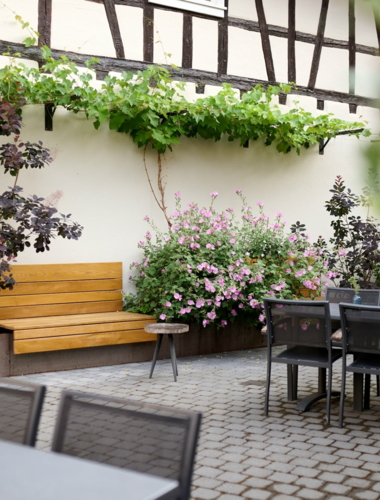 Neuer Innenhof des Weinhotels.