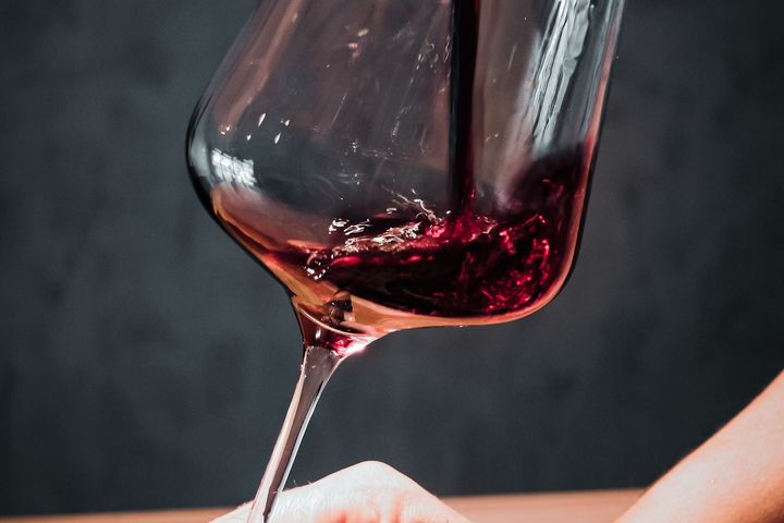 Ein Glas Rotwein bei Weingut Fritz Walter