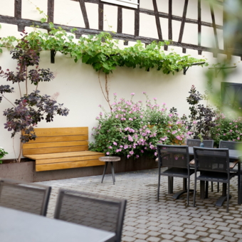 Neuer Innenhof des Weinhotels.