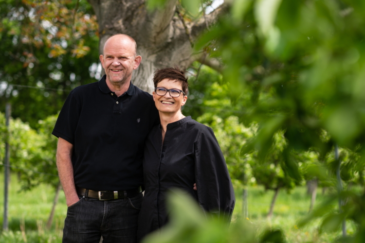 Eckhard und Christine Walter stehen draußen im grünen vor einem Baum.