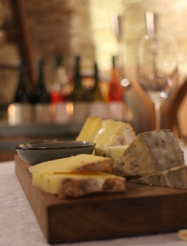 Verkosten Sie 6 Käsesorten mit den korrespondierenden Weinen im historischen Barriquekeller.